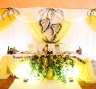 Оформление стола молодоженов на лимонной свадьбе