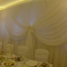 Нежно-белое легкое оформление тканью свадебного зала