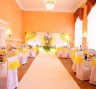 Оформление банкетного зала на лимонной свадьбе
