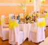 Оформление стульев на свадьбе в лимонном стиле