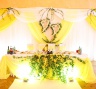 Декор стола молодоженов на свадьбе в лимонном стиле