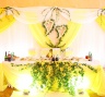 Украшение стола молодоженов на свадьбе в лимонном стиле