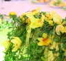 Свежие цветы на свадьбе в лимонном стиле