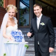 Жених и невеста на свадьбе в морском цвете