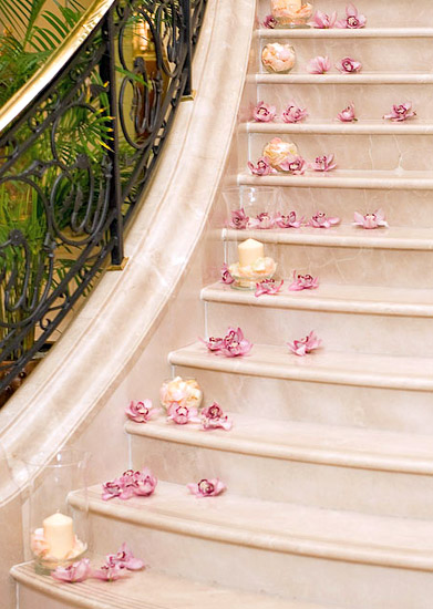 Украшение перил лестницы на свадьбу (56 фото)