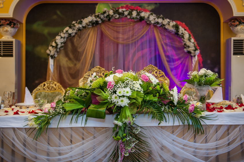 Оформление свадебного стола: чек-лист по свадебным стилям модным в году