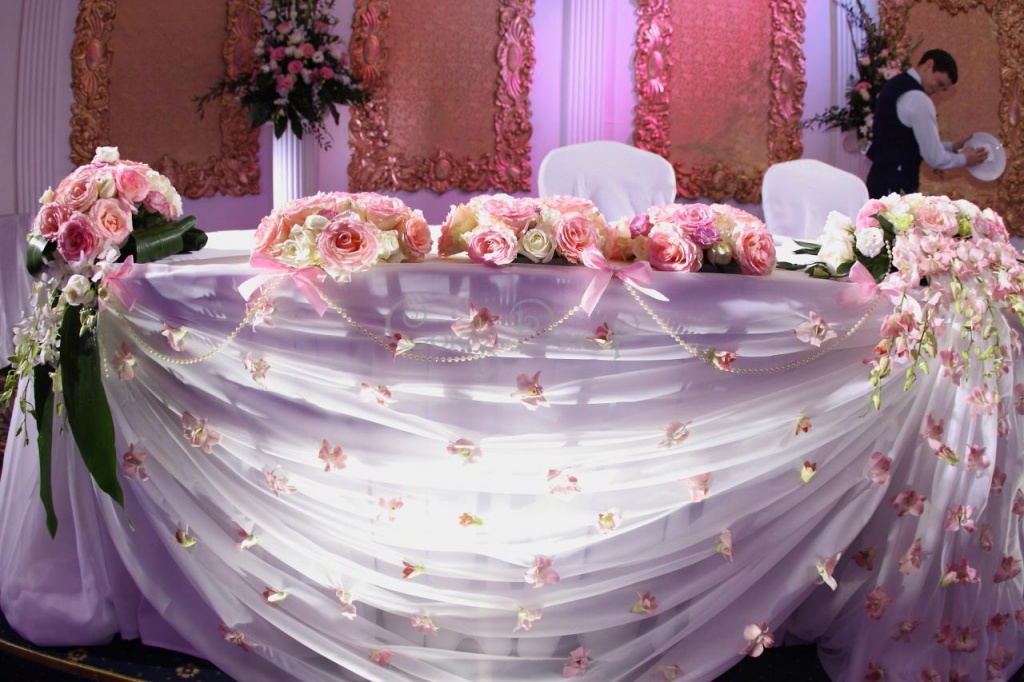 Украшение свадебного президиума молодоженов тканью и цветами