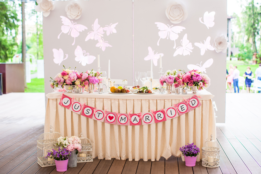 Как украсить свадебный стол жениха и невесты? Лимонные вазы для ароматного декора