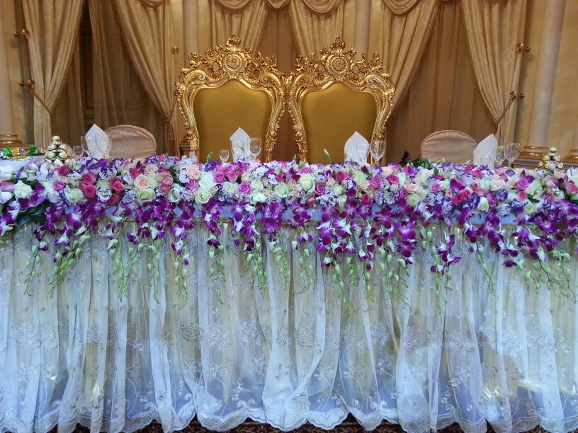 Оформление свадебного стола для молодоженов